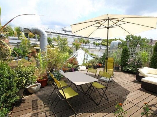 Teilmöblierte, attraktive 2-Zimmer-Wohnung mit großer Dachterrasse