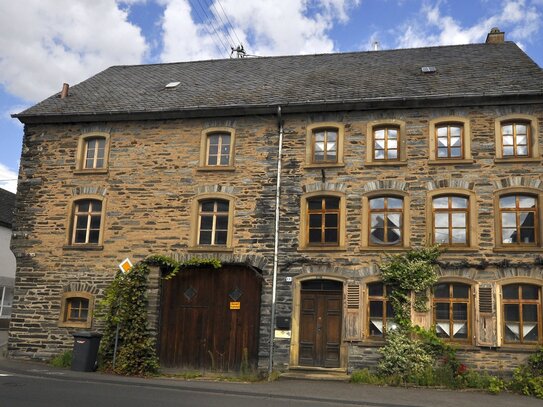 Charmantes Winzerhaus mit Scheune und Garage im Ortskern von Mülheim an der Mosel