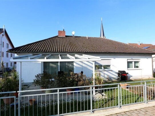 Leben auf einer Ebene!! Bungalow mit großem Garten im Zentrum von Hüttenkofen-Mengkofen