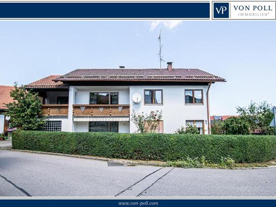 Geräumiges Haus mit Carport, Garage und zwei Wohnungen in zentraler Lage