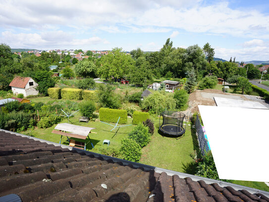 Entdecken Sie ein Reihenmittelhaus mit neuwertiger Heizung: tolles Wohnen mit Blick ins Grüne, Garage und Stellplatz!