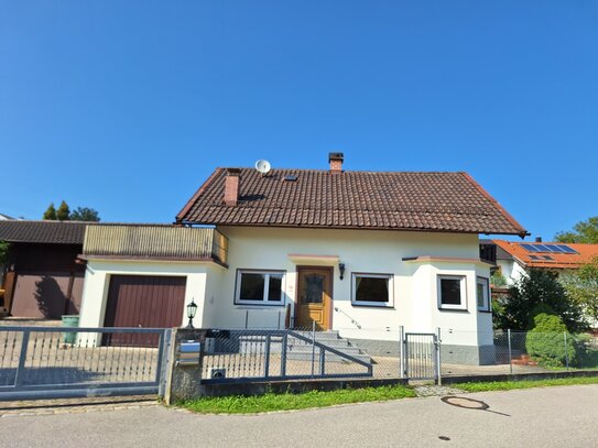 Einfamilienhaus mit Garten, Garage und Stellplatz von Privat