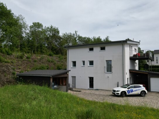 Neuwertige Eigentumswohnung in kleinem Dreifamilienhaus mit großem Carport in Sigmaringen.