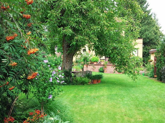 30er Jahre-Klassiker mit großem Garten und Gästehaus