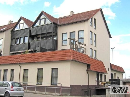 Leerstehend! Helle Wohnung mit großer Terrasse und sehr guter Verkehrsanbindung.