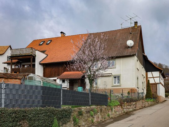 Denkmalgeschütztes halbes, kleines Bauernhaus. Ursprünglich n. badischem Stockwerkseigentum geteilt