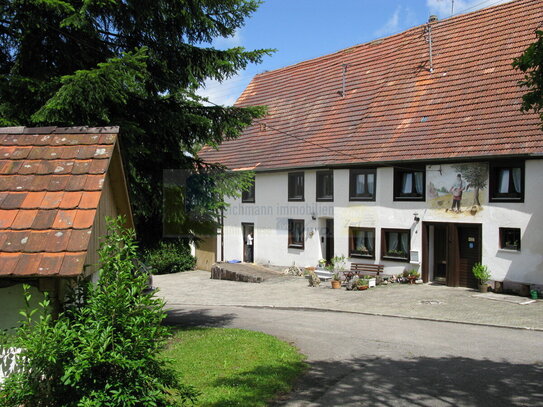 Einzigartiger historischer Doppelbauernhof in traumhafter Alleinlage mit unverbaubarem Fernblick!