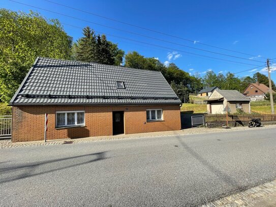 Traumhafter Erzgebirgsblick / Grundstück mit kleinem Einfamilienhaus / Garage / diverse Schuppen und Stallungen für Kle…