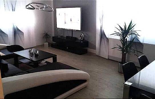Free ab 01.08.2025 / 4 - Zimmerwohnung ohne Balkon im 1. Obergeschoss / Gäste-WC / Kellerraum / PKW-Stellplatz
