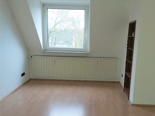 Renovierte, helle 2-Zimmer-DG-Altbauwohnung in Neudorf ab 1.10.2024