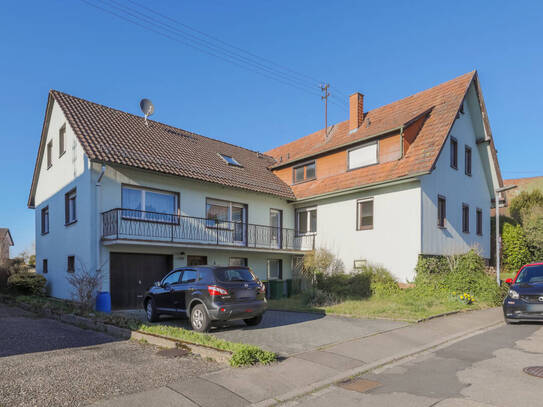 Zwei Häuser auf großem Grundstück