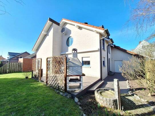 Stimmungsvolle Architektur: Einfamilienhaus mit Südgarten und Garage.