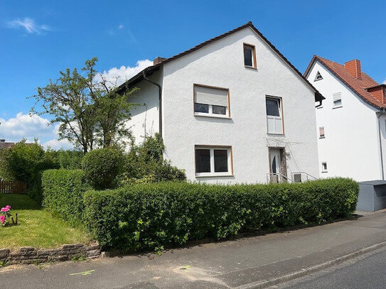 Zweifamilienhaus als „Geldanlage“, komplett renoviert, 3 Garagen, Garten, Terrasse