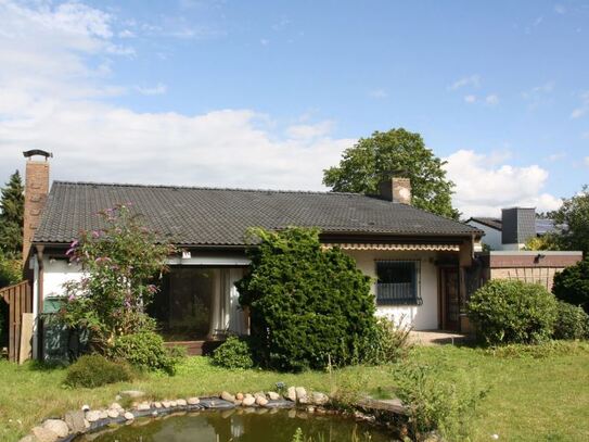 Ruheoase nahe Hamburg: Massiv gebauter Bungalow mit idyllischem Garten