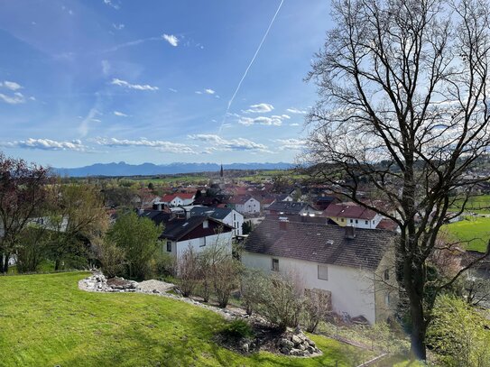 Attraktives und sonniges Baugrundstück mit Gebirgsblick in Hanglage in Aßling (Landkreis Ebersberg)