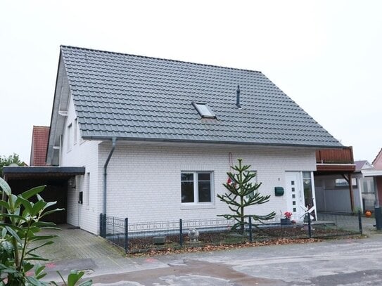 Freistehende, gepflegte 2 Zi.- Erdgeschosswohnung mit Carportanalage, Geräteraum und kleinem Südgarten