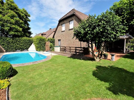 Freistehendes Einfamilienhaus mit Doppelgarage und Swimmingpool