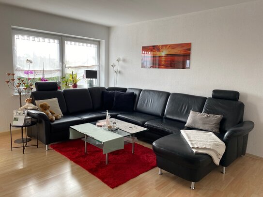 Stilvolle, modernisierte 4-Zimmer-Wohnung mit Balkon und EBK in Lappersdorf