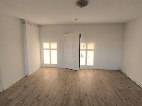 lichtdurchflutete, renovierte 4-Zimmer-Altbau-Wohnung - provisionsfrei -