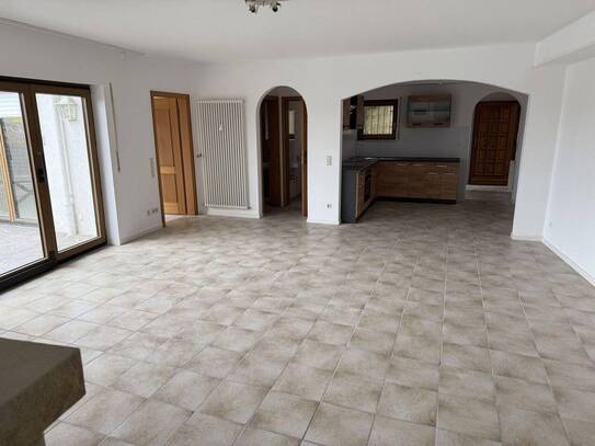 schöne 4 Zimmer Wohnung mit Kamin und Terrasse zu vermieten