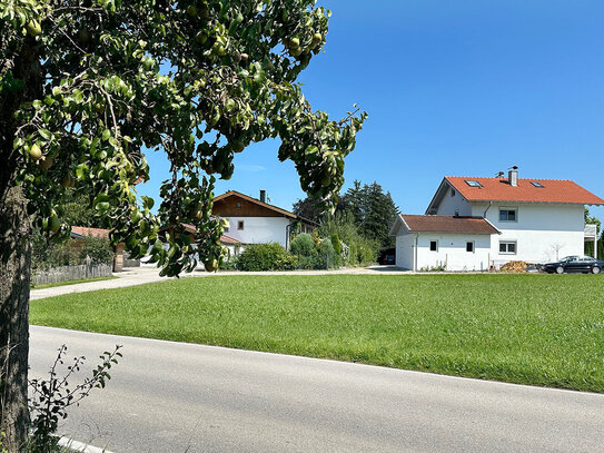 Sonne und Bergpanorama, 565 m2 großes Baugrundstück in Bachham nähe Prien