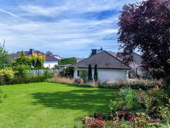 BARRIEREFREIER BUNGALOW MIT EINLIEGERWOHNUNG! Schwimmbad, Kamin und schönem Garten