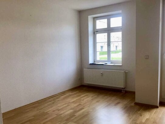 Schöne helle Zweizimmerwohnung mit Parkett, Balkon und Wand Bad