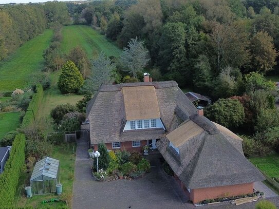 Exklusives Landhaus mit Reetdach und einem großzügigen Grundstück an der Nordseeküste