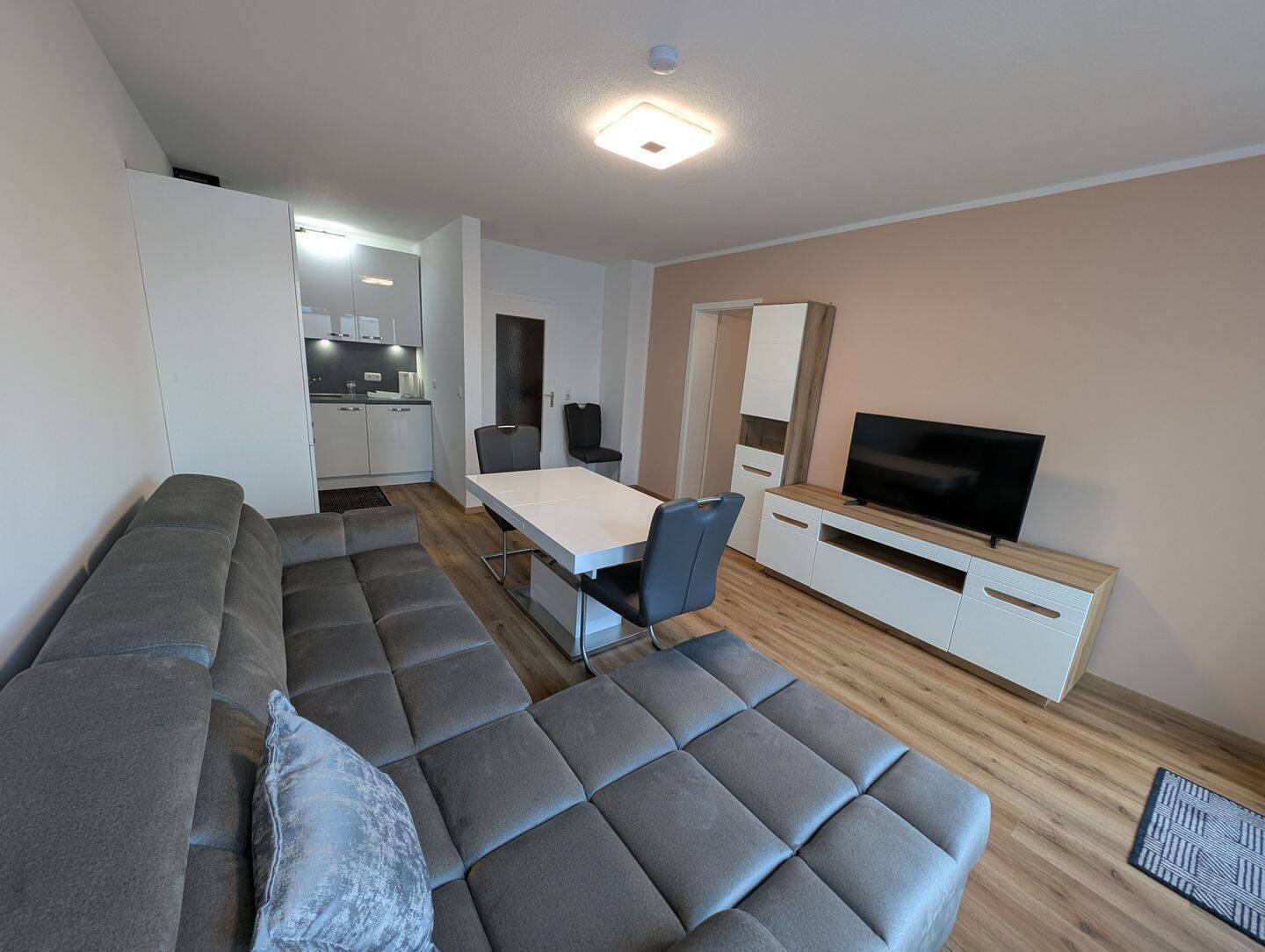                                                               Top renovierte und m&ouml;blierte 2-Zimmer-Wohnung mit Balkon und Tiefgaragenstellpl&hellip;                                                       in Gebersdorf (Nürnberg)