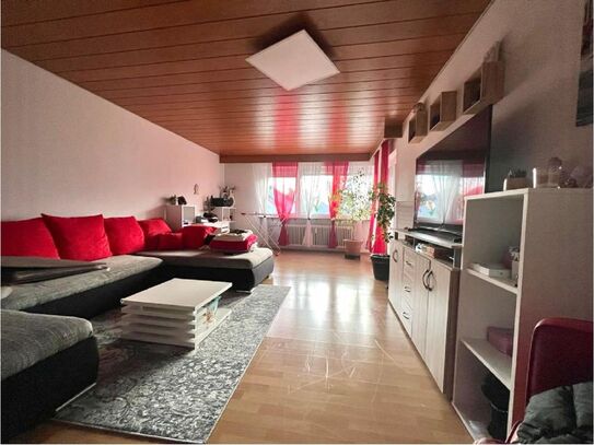 **Helle 5-Zimmer-Etagen-Wohnung mit Balkon und Aussenstellplatz**