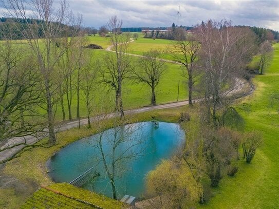 ** Ortsrandlage ** Idyllisch gelegenes Baugrundstück in Top ruhiger Lage Nähe eines Weihers ** zwischen Kaufbeuren und…