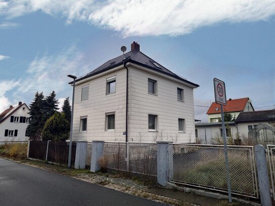 Einfamilienhaus mit Nebengebäude und Lagerhallen