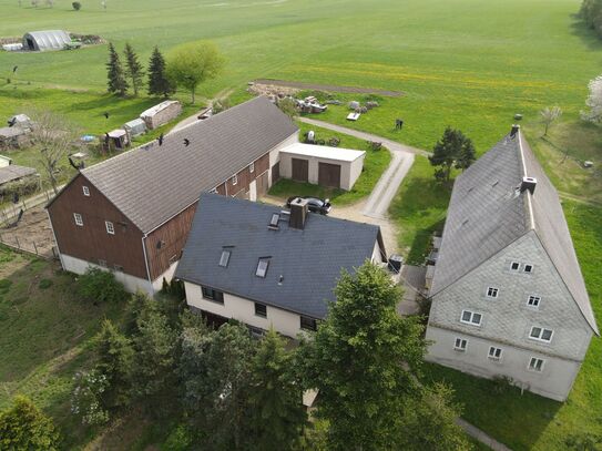 Neues EfH (Bj. 1990) und Bauernhaus (leer), Scheune und Land