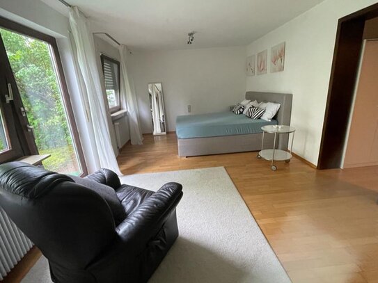 grosse 1-Zimmerwohnung mit TV, Internet, Terrasse, Küche, Dusche/Wc, Doppelbett, Parkplatz, Waschmaschine, Trockner