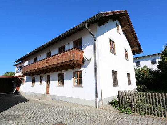 Zweiparteienhaus mit großem Garten und PV-Anlage in Oberwolkersdorf/Loiching