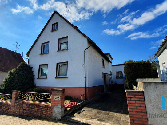 *Sofort verfügbar* Sanierungsobjekt unter Grundstückswert - Zweifamilienhaus mit Seitenbau und Garten in ruhiger Lage i…