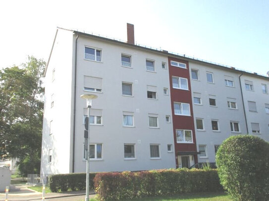 Halle 3 Zimmer Wohnung mit Einbauküche, Balkon und Garage