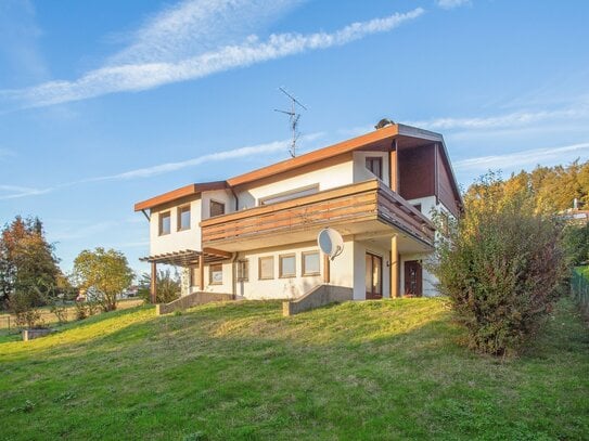 Top Aussichtslage: Schicker Bungalow mit Einliegerwohnung & Garage