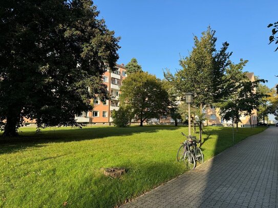 Sofort beziehbar: Sanierte 2-Zi-Wohnung mit Loggia, Bad, Wohnkücheund Stellplatz!