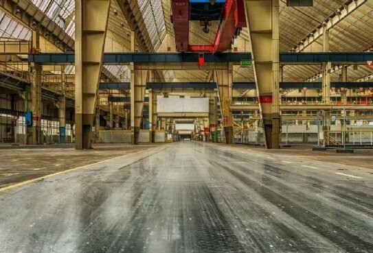 Vielseitige Produktionshalle | Brückenkran vorhanden | verkehrsgünstige Lage