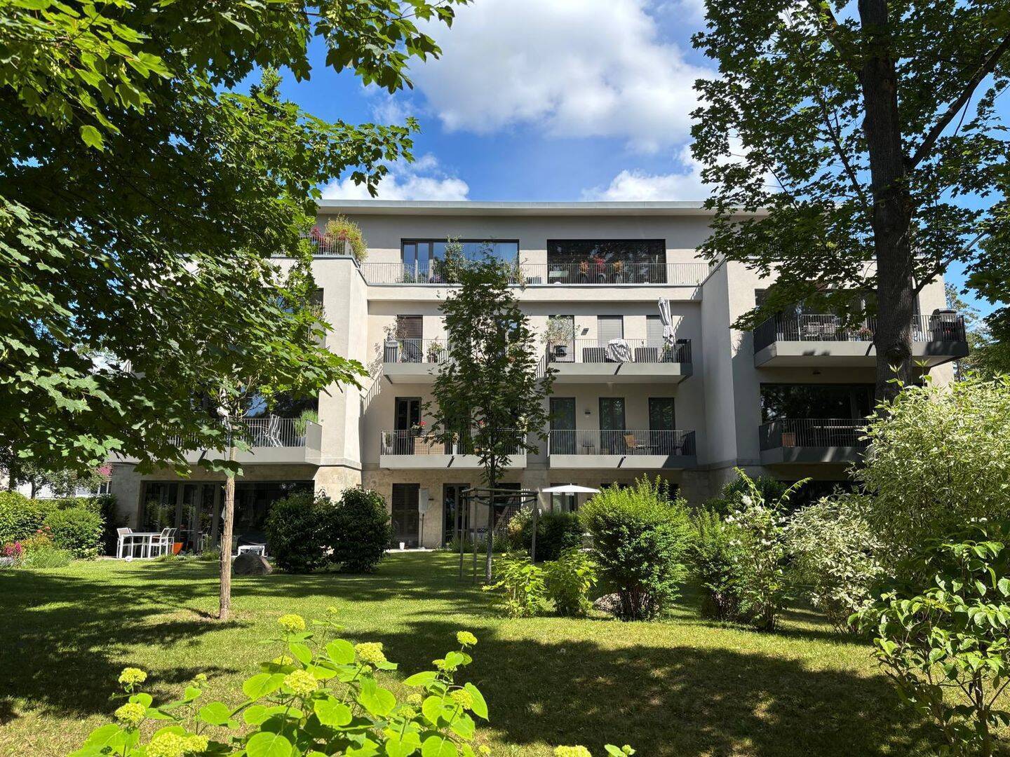 A4RES | Möblierte 2-Raum-Wohnung mit Balkon, Vollausstattung & Tiefgaragenstellplatz - Photo 1
