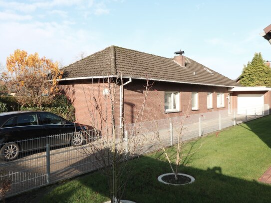 Topgepflegter, teilmodernisierter Winkelwalmdachbungalow mit Garage und Südgarten