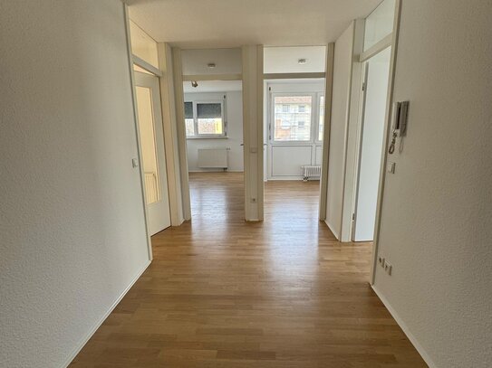 Gut geschnittene 4 Zimmer Wohnung mit großer Terrasse