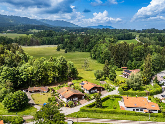 LANDHAUS-IDYLLE AM TEGERNSEE STILVOLLES LANDHAUS MIT GROSSEM GARTEN