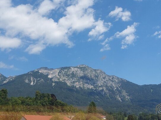 Freistehendes Einfamilienhaus mit Garten und sanierter ELWG in Hanglage mit Bergblick in *Karlstein*