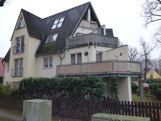 Großzügig geschnittene Wohnung in grüner Lage, mit großem Balkon ***gefl. Wannenbad***Laminat***