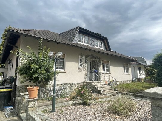 Einfamilienhaus im Bungalowstil mit großem Garten und Terrasse