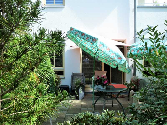 Sehr schöne Erdgeschosswohnung mit Terrasse und kleinem Gartenanteil