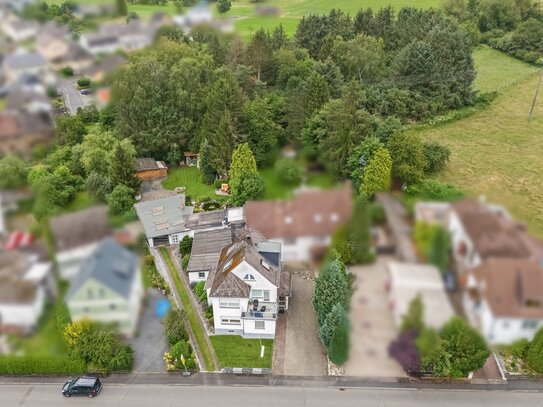 2 Häuser auf eingewachsenem Grundstück mit großer Garage