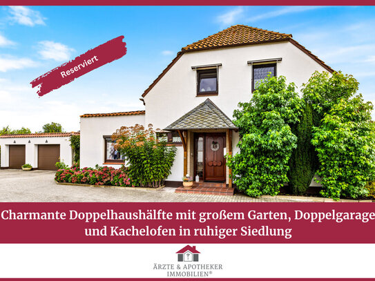 Charmante Doppelhaushälfte mit großem Garten, Doppelgarage und Kachelofen in ruhiger Siedlung